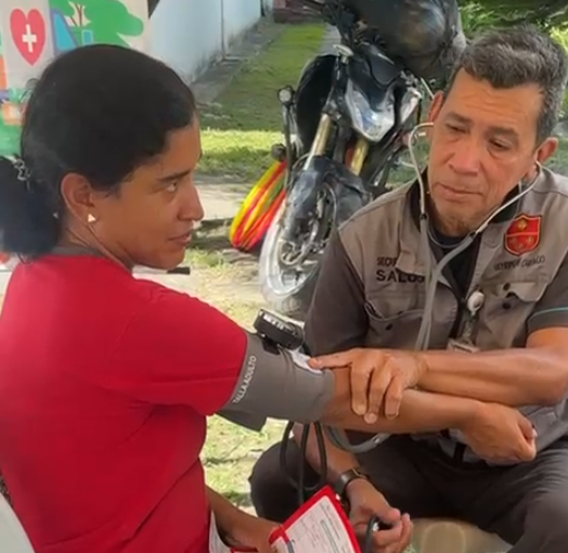 Profesionales de Salud en tu barrio atienden a la comunidad de Pinares en Cartago durante la jornada de bienestar.