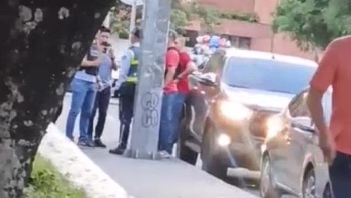 Agente de tránsito sorprendido cobrando dinero durante operativo de control vial.