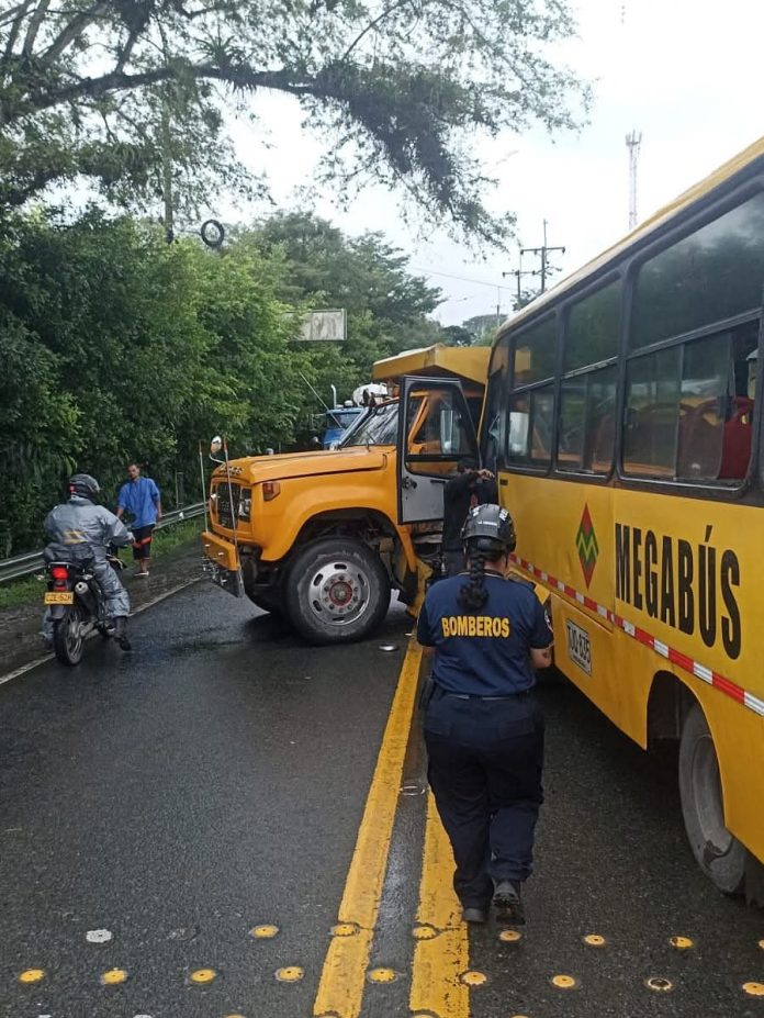 Diez heridos en accidente vial entre La Virginia y Pereira