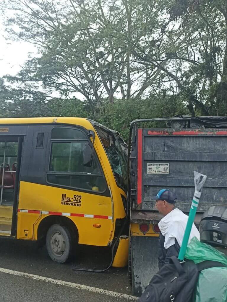 Diez heridos en accidente vial entre La Virginia y Pereira atendidos por autoridades locales.