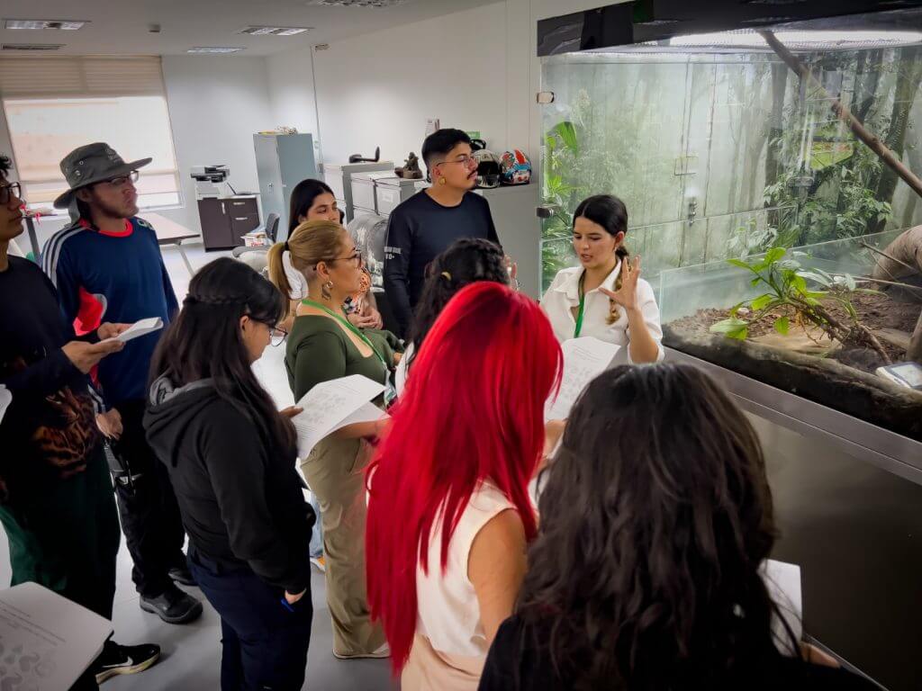 Cuidadores de fauna en actividad técnica realizada en Ukumarí