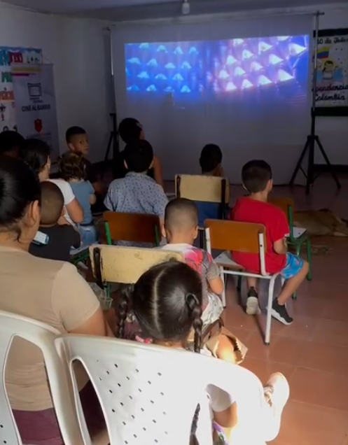 Niños del corregimiento de Cauca disfrutan del programa Cine al Barrio con apoyo de la Alcaldía y la Policía Comunitaria