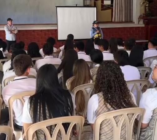Estudiantes participan en actividades de educación vial en los colegios de Cartago para promover la seguridad y la prevención.