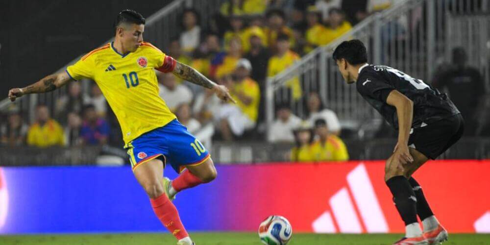 James Rodríguez controla el balón durante una jugada del partido amistoso.