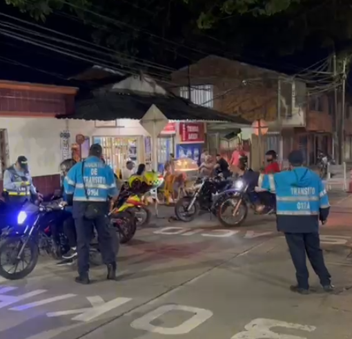 Autoridades de Cartago realizan controles nocturnos junto a la Policía Nacional para reforzar la seguridad y promover la convivencia ciudadana.