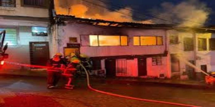 Incendio genera emergencia en Manizales y afecta tres viviendas en San Fernando