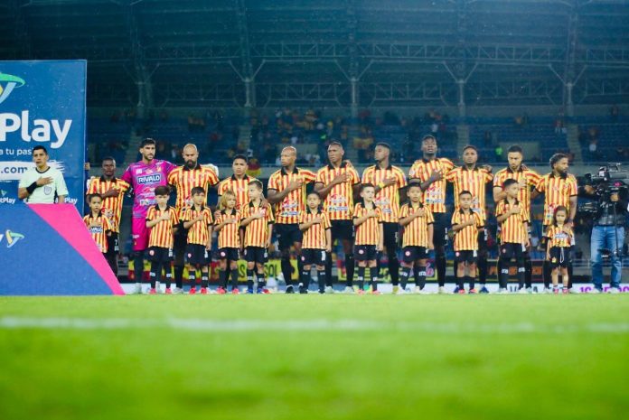 La Dirección Territorial del Ministerio de Trabajo en Risaralda abrió una investigación contra el Deportivo Pereira por continuar entrenamientos y programar partidos pese a una orden de suspensión laboral vigente. La medida busca garantizar los derechos de los trabajadores y podría derivar en sanciones económicas al club.