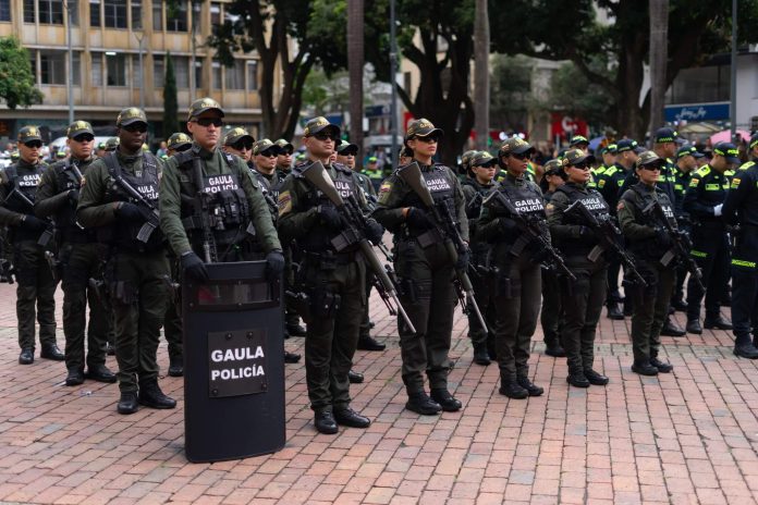 Seguridad en Pereira reflejada en una panorámica urbana con presencia policial y ambiente de confianza ciudadana.