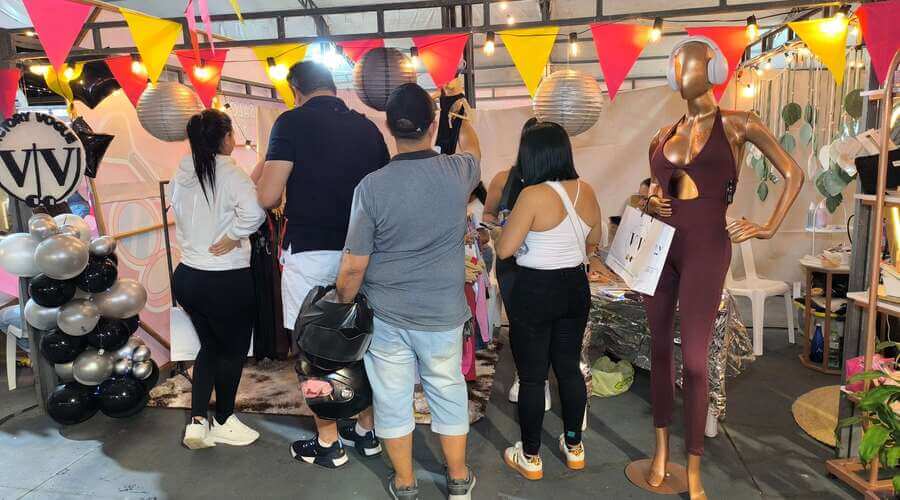 Público visitando los stands mientras Cartago Emprende cierra con un resultado determinante en el Centro Comercial Nuestro Cartago.