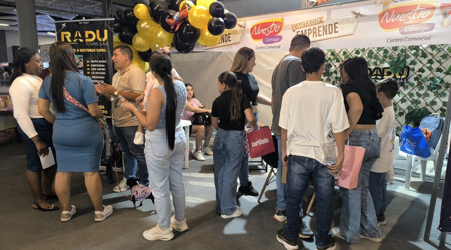 Público recorriendo los stands durante el cierre de la Feria Cartago Emprende en el Centro Comercial Nuestro Cartago.