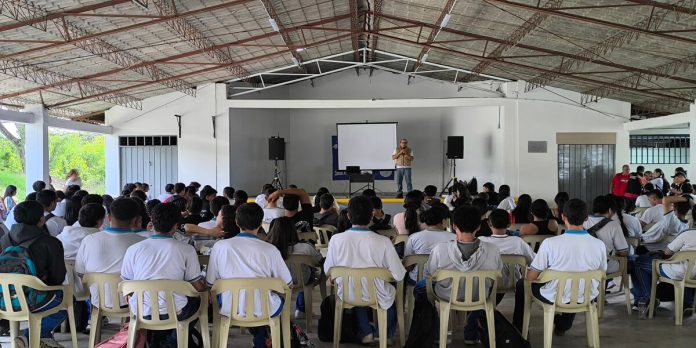 Mensaje en aula durante capacitación de seguridad vial en el Indalecio Penilla