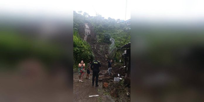 Aguacero provoca un derrumbe que autoridades inspeccionan en la zona afectada.