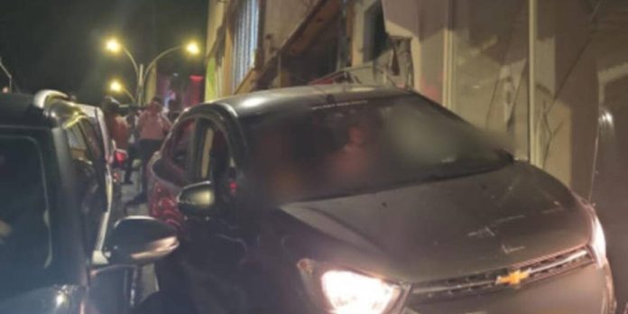 Auto descontrolado sobre un andén tras incidente nocturno