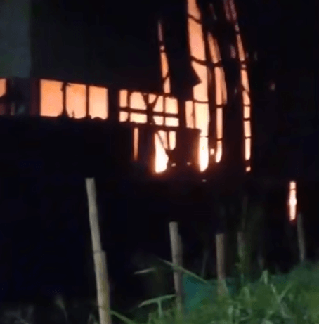 Incendio en bodega de papel en Pereira con llamas y humo visible