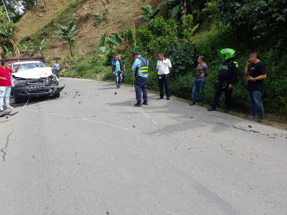 Hecho vial atendido por autoridades en el sitio donde permanece la persona involucrada.