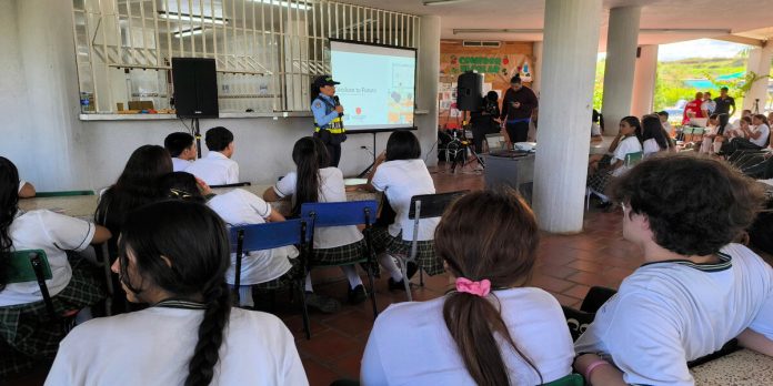 Jóvenes sorprenden con mensaje clave de seguridad vial durante una campaña en la Escuela Normal de Cartago.