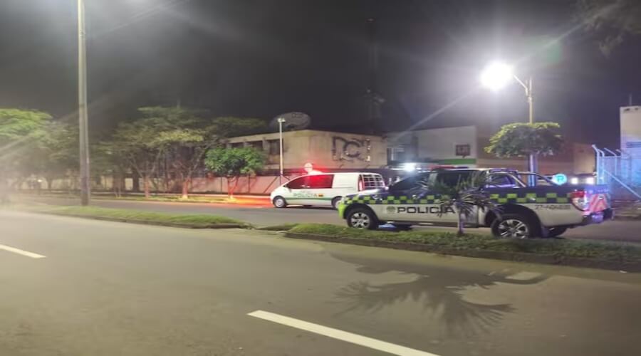 Autoridades inspeccionan el área donde un artefacto explota cerca del medio RCN en Cali.