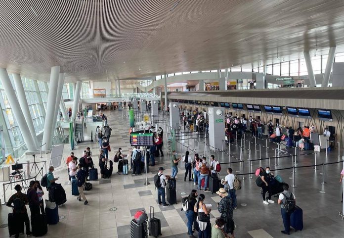 Joven detenido en el aeropuerto Matecaña de Pereira tras alerta del canino de la Policía Antinarcóticos.