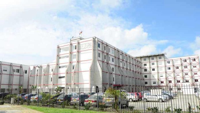 Fachada del Hospital Universitario de Caldas en Manizales durante anuncio de restricciones médicas.