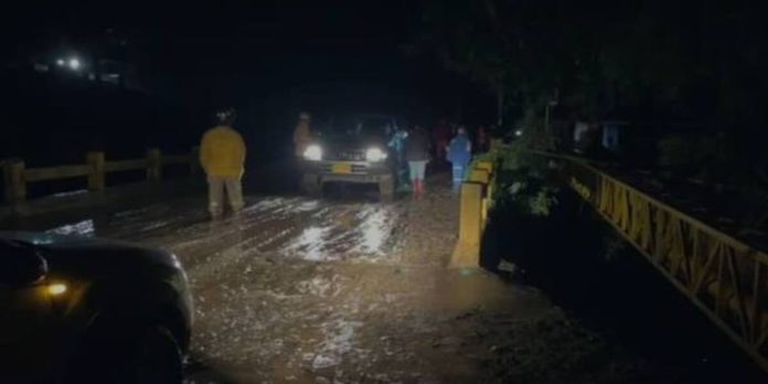 Emergencia activa en la zona donde autoridades inspeccionan los daños tras la creciente súbita en Silvania.