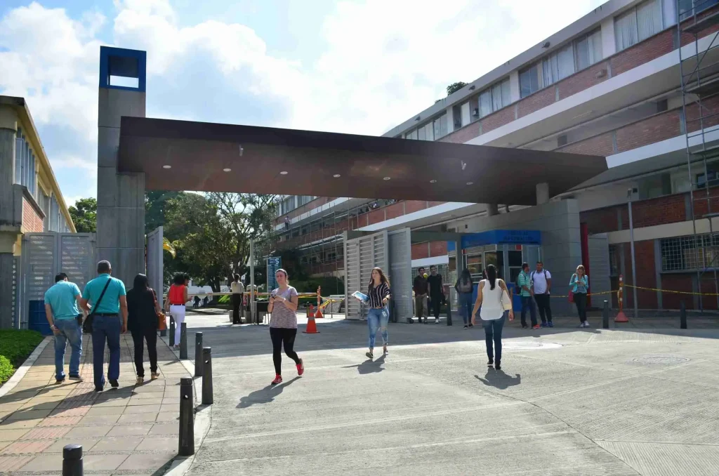 Estudiantes caminan cerca de la UTP mientras autoridades refuerzan la seguridad por ola de robos en la zona universitaria.