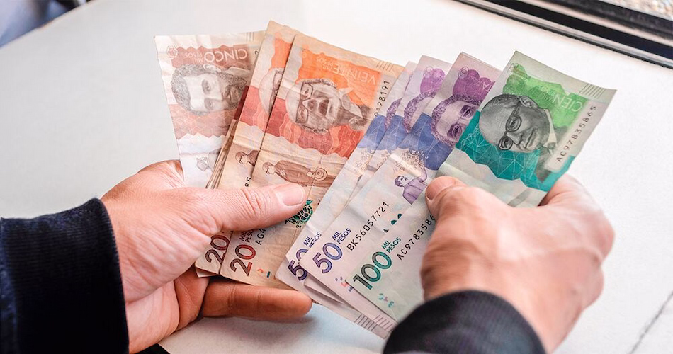 Billetes colombianos en primer plano como contexto del decreto del salario mínimo 2026 en Colombia.