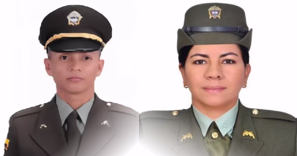 Dos integrantes de Tránsito mientras se investigan accidente en la vía hacia Dapa.