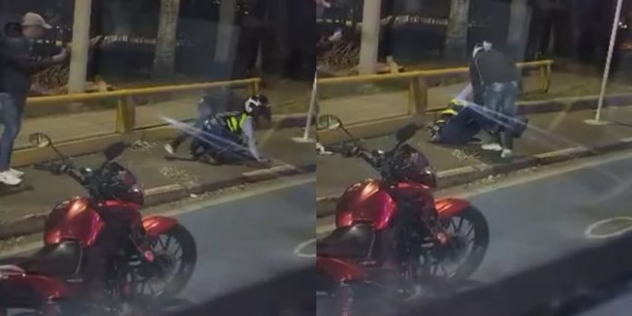 Agentes de tránsito verifican documentación durante un operativo vial en zona administrativa.