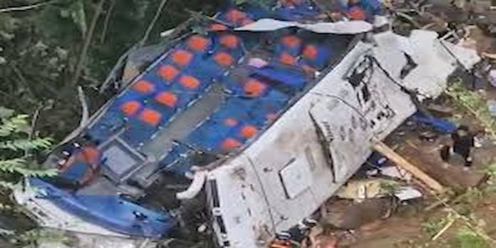 Accidente de bus escolar en Antioquia atendido por organismos de emergencia en vía del nordeste del departamento