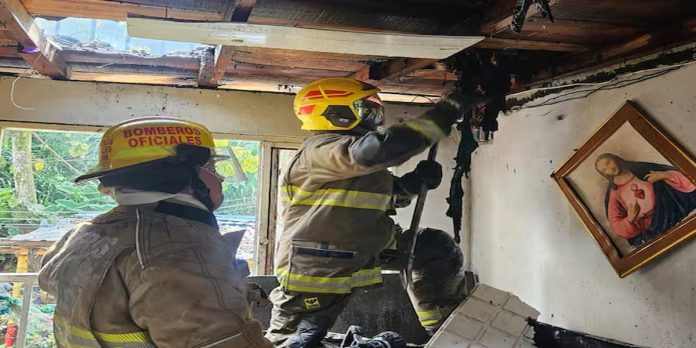 Bomberos atienden una fuerte emergencia en vivienda ubicada en zona residencial.