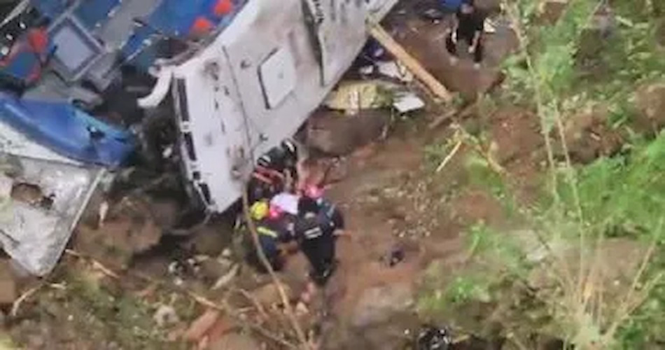 Accidente de bus escolar en Antioquia bajo verificación de autoridades y organismos de tránsito en zona del nordeste del departamento