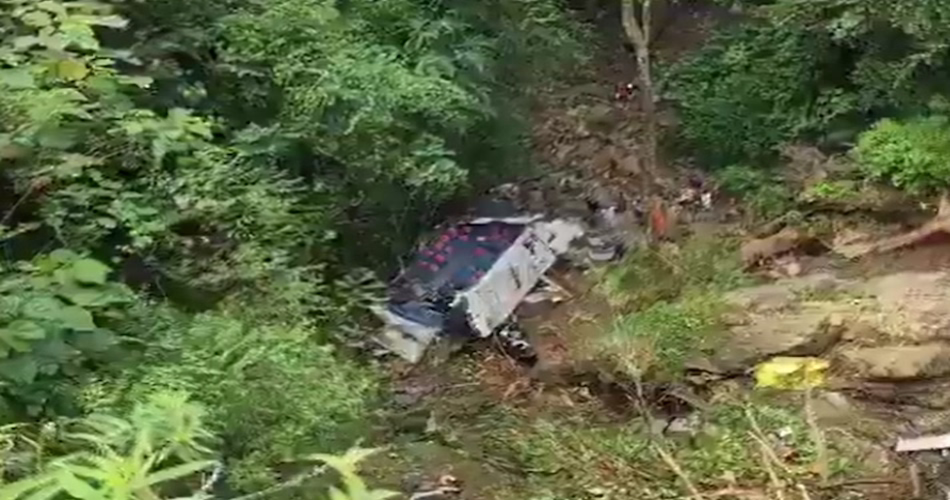 Accidente de bus escolar en Antioquia atendido por equipos de rescate y personal de emergencia en carretera del nordeste del departamento