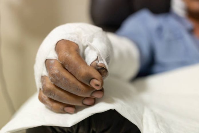 Misteriosa muerte de hombre en condición de calle investigada por autoridades tras su ingreso al hospital