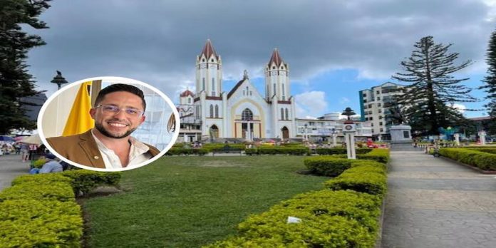 Alcalde de Santa Rosa durante pronunciamiento institucional por dispensación