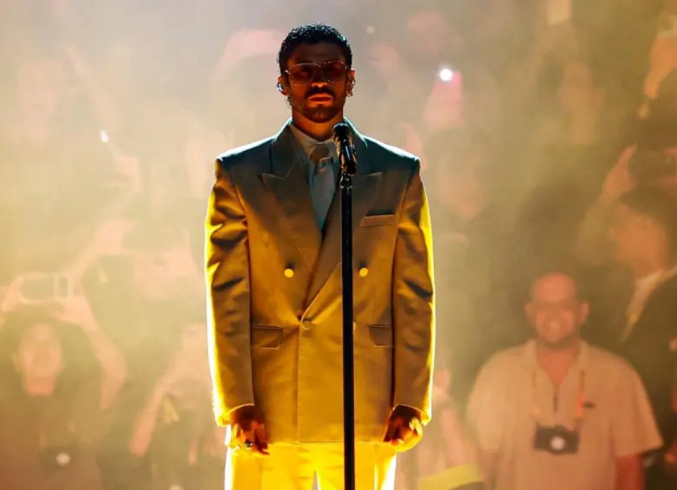 Artista en el escenario durante un momento de silencio que dio inicio al concierto en Medellín.