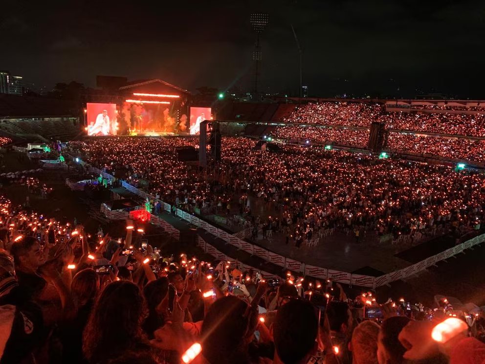 Vista general del estadio Atanasio Girardot durante el concierto con el que Bad Bunny sorprende Medellín en su regreso a Colombia.