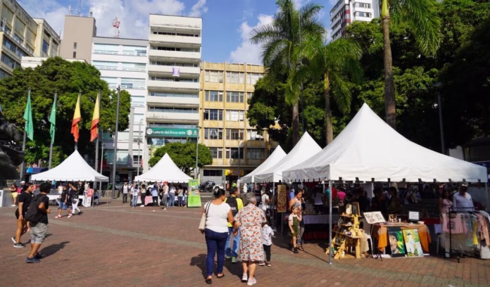 Pereira escala en emprendimiento con feria de emprendedores en espacio urbano
