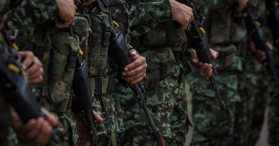 Soldados del Ejército Nacional durante formación militar tras condena institucional por ataque con drones.