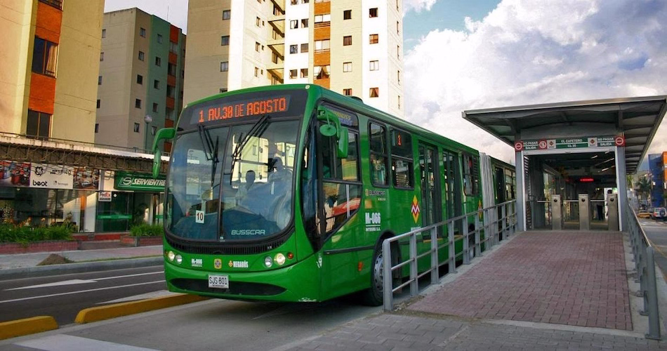 Usuarios del transporte regional en Pereira durante operación urbana