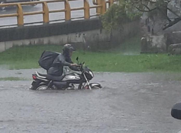 Panorámica urbana del Quindío bajo intensas precipitaciones mientras las lluvias mantienen alerta por riesgos de deslizamientos y crecientes