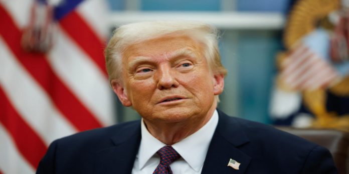 Presidente estadounidense frena ofensiva tras liberación de presos políticos en Venezuela y sostiene un nuevo giro diplomático en el Caribe.