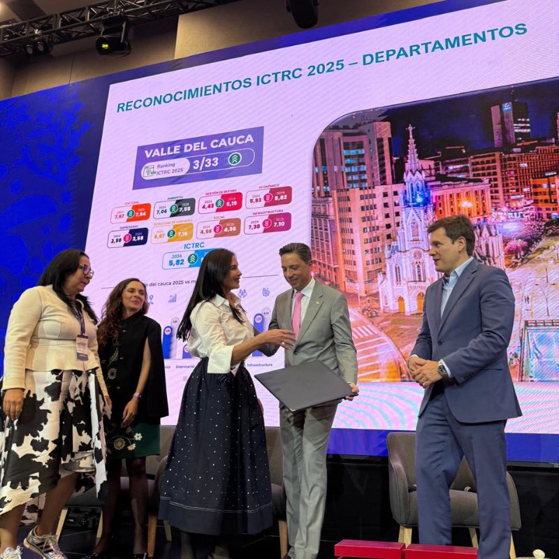 Delegados institucionales durante la divulgación del Índice de Competitividad Turística en la capital del país.
