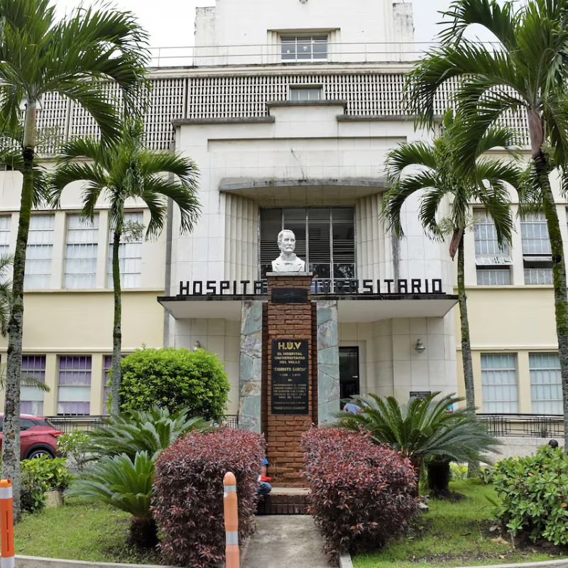 Fachada del Hospital Universitario del Valle en el sur de Cali, centro asistencial que respondió a declaraciones presidenciales.