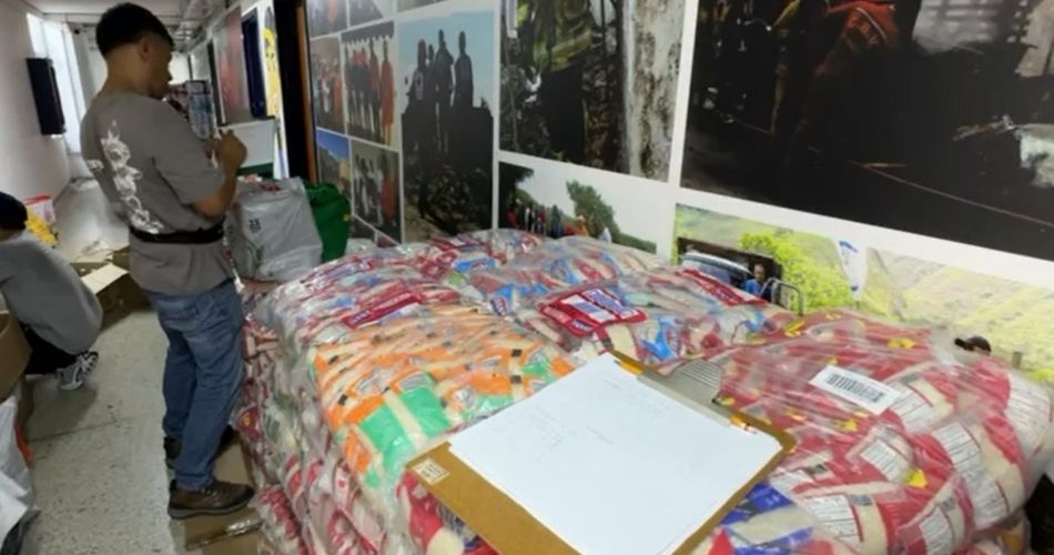 Funcionarios y voluntarios organizan ayudas humanitarias recolectadas durante la Gran Donatón en el Valle del Cauca.