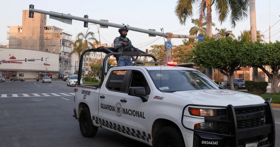Elementos del Ejército y Guardia Nacional resguardan vialidades en Jalisco y Michoacán.