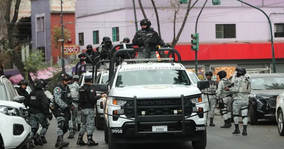 Elementos del Ejército y Guardia Nacional desplegados en vialidades de Jalisco y Michoacán durante operativo de contención.