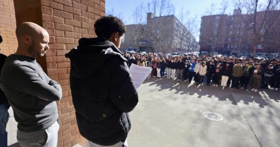 Comunidad educativa durante homenaje en Instituto Ribera de Castilla.