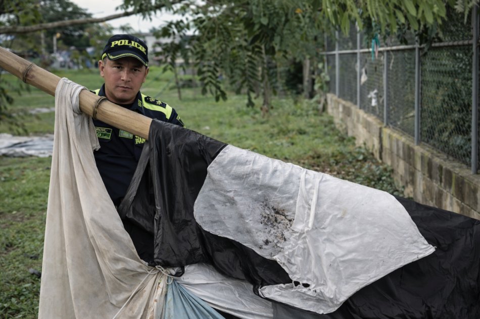 Acciones de la Administración Municipal y la Policía Nacional durante la recuperación del espacio público en el parque de la estación de Cartago.