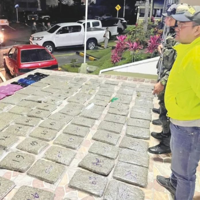 Ejército acorrala traficante durante control militar en vía rural