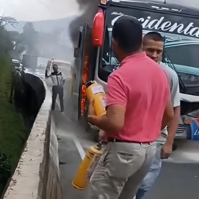 Incendio paraliza puente helicoidal tras buseta incinerada
